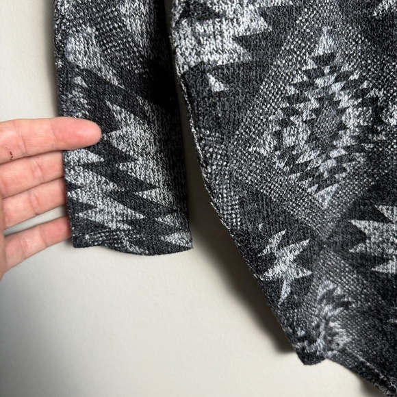 Elegant V-Neck Sweater with Geometric Pattern - Picture 2 of 12